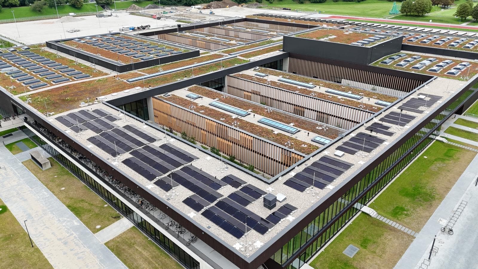 Gewerbliche Photovoltaik auf einem Campus-Dach